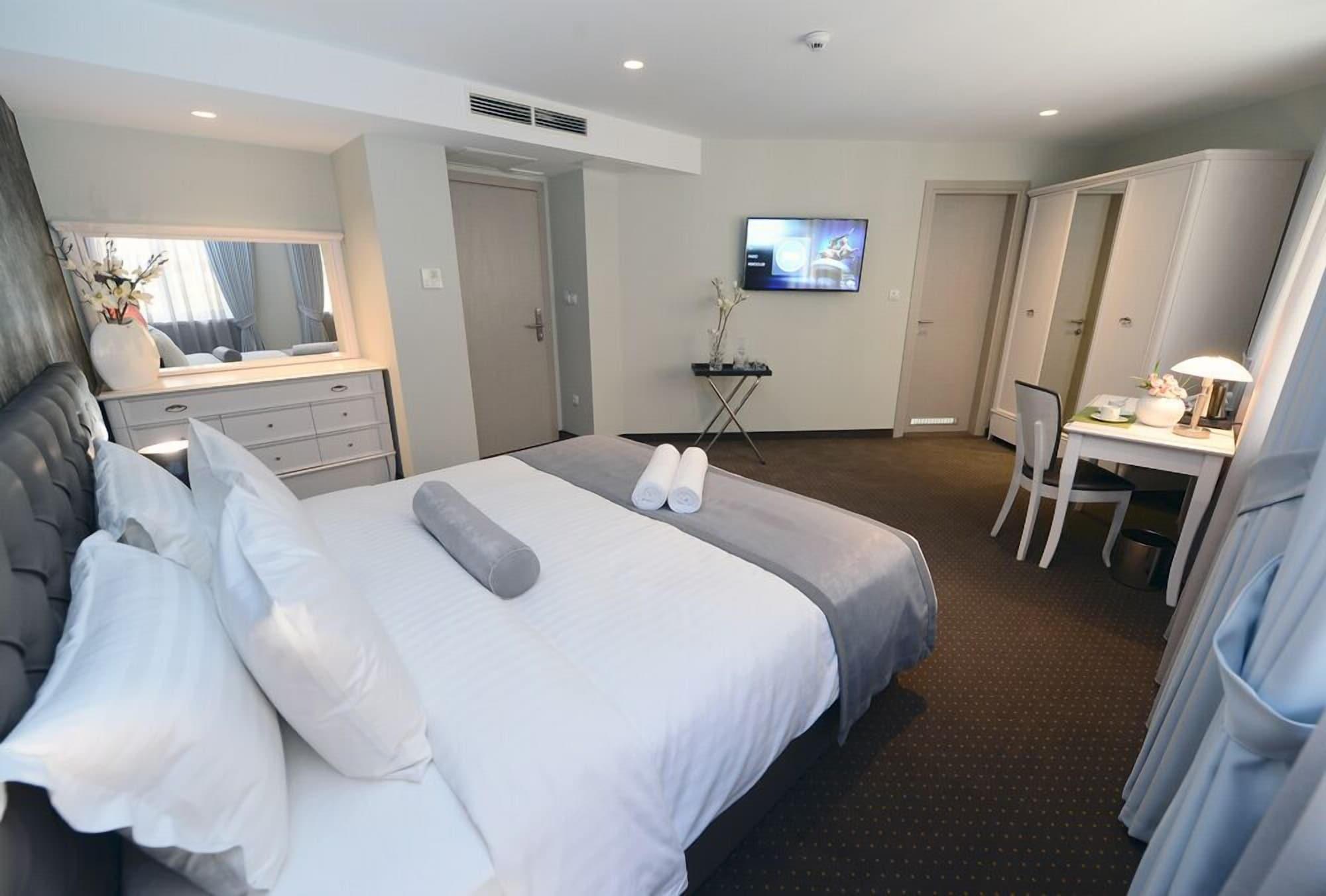 Alexandar Square Boutique Hotel スコピエ エクステリア 写真