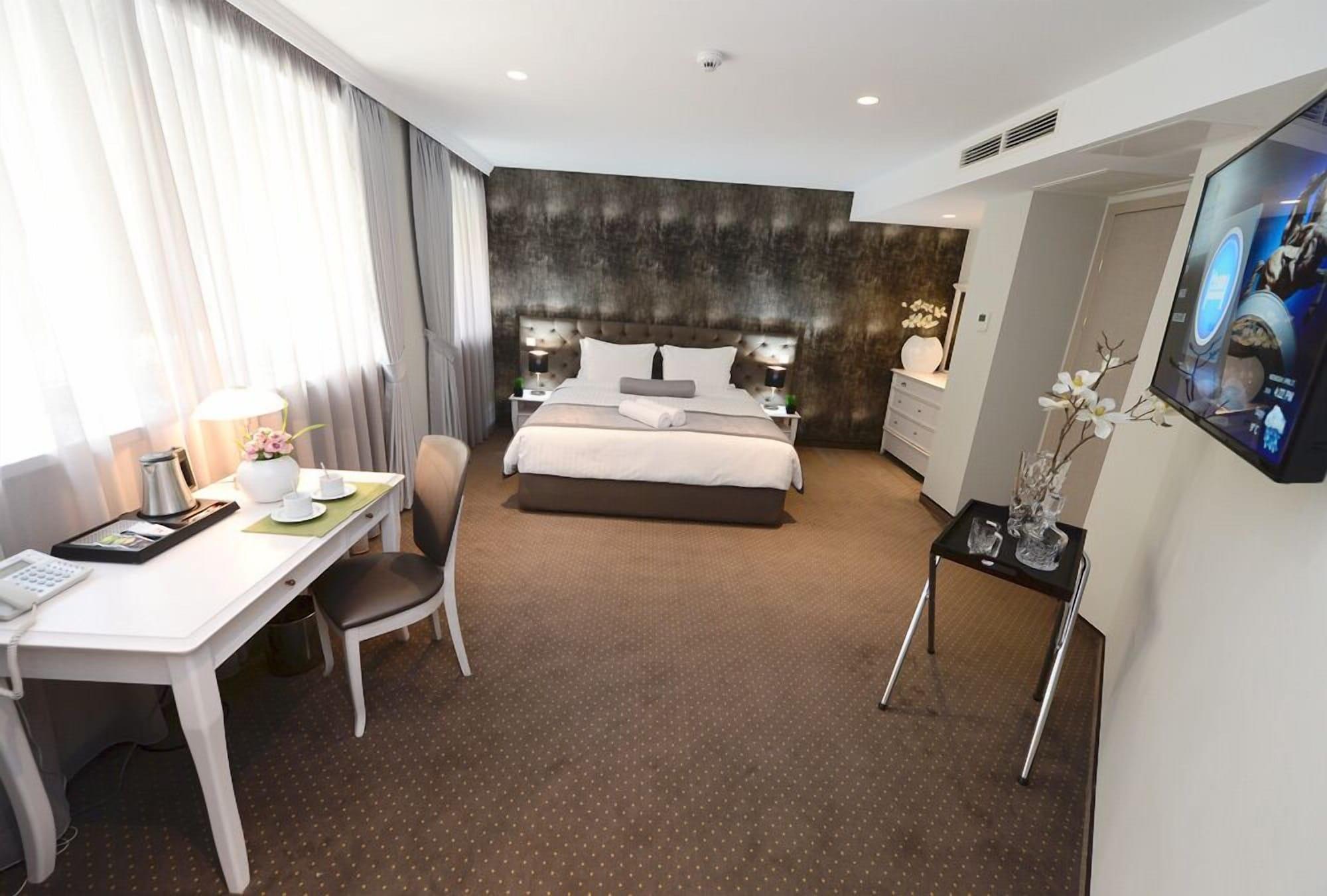 Alexandar Square Boutique Hotel スコピエ エクステリア 写真