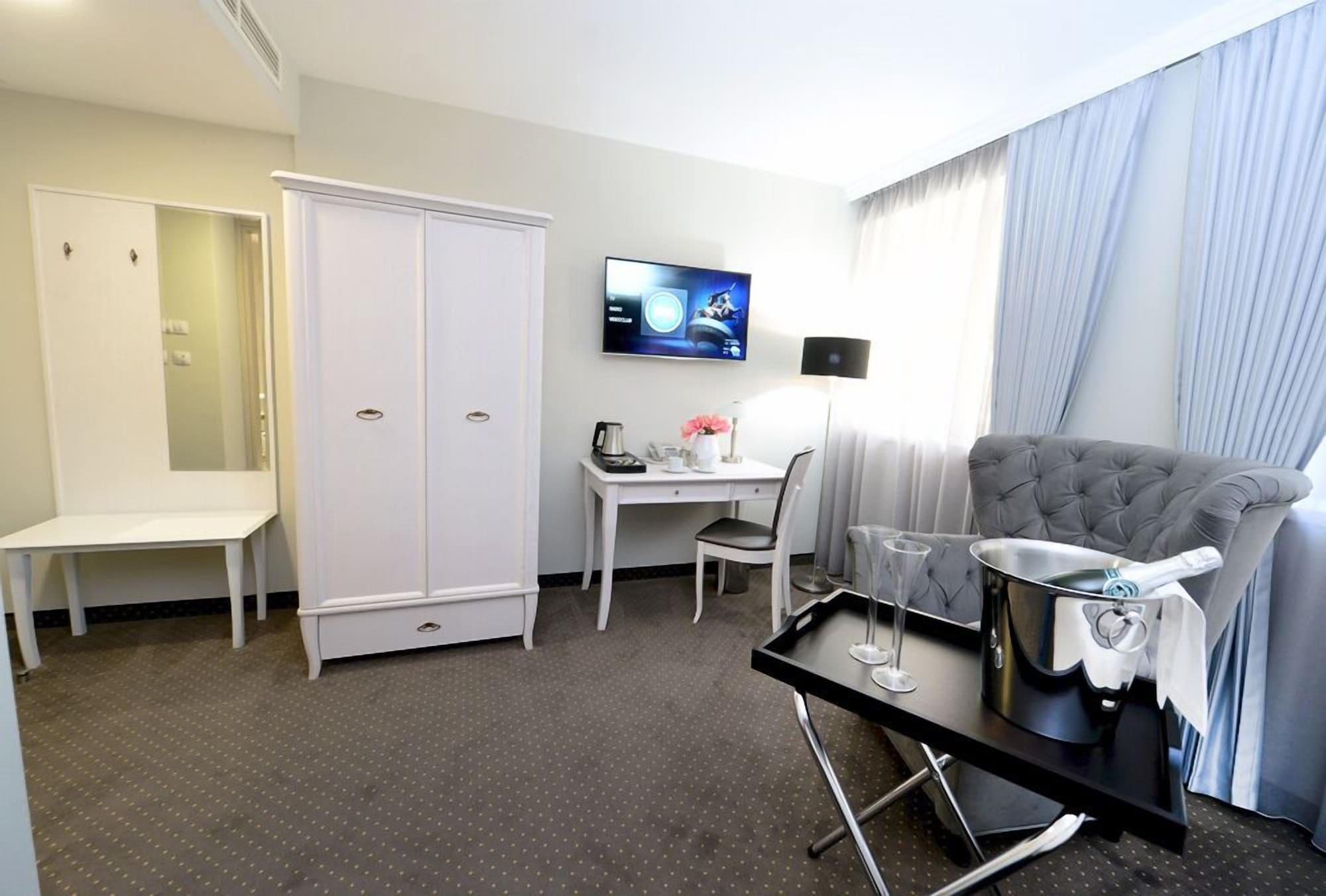 Alexandar Square Boutique Hotel スコピエ エクステリア 写真