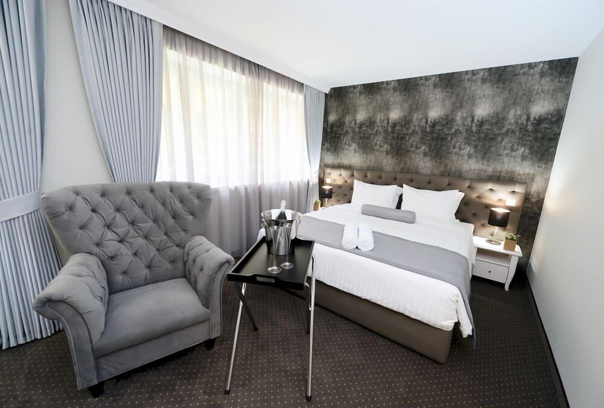 Alexandar Square Boutique Hotel スコピエ エクステリア 写真