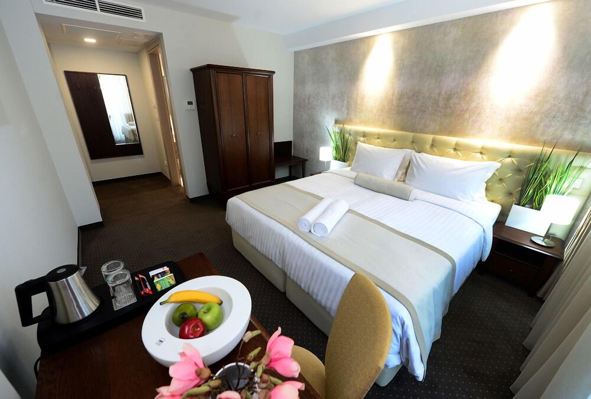 Alexandar Square Boutique Hotel スコピエ エクステリア 写真