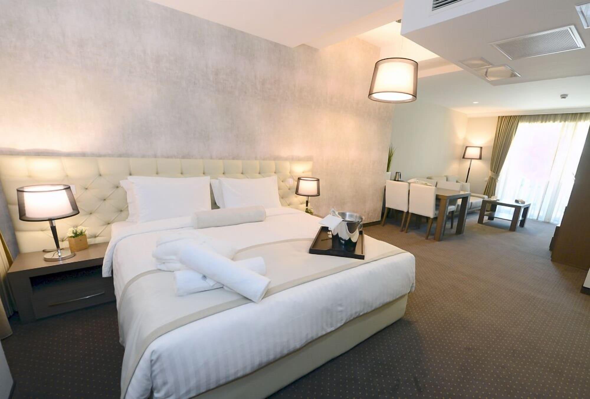 Alexandar Square Boutique Hotel スコピエ エクステリア 写真