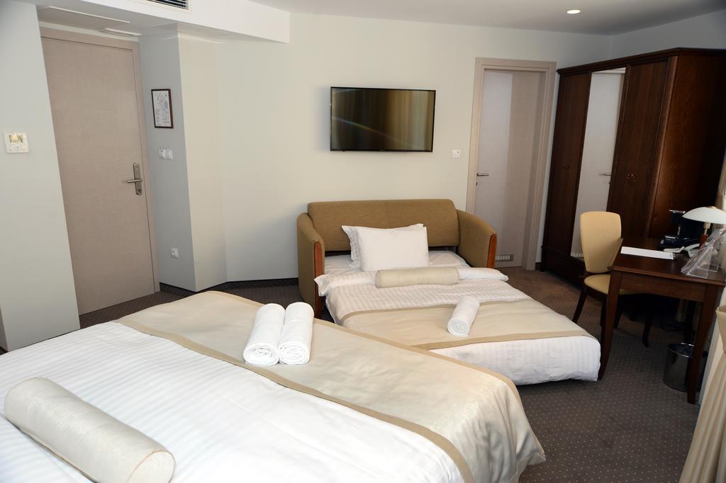 Alexandar Square Boutique Hotel スコピエ エクステリア 写真